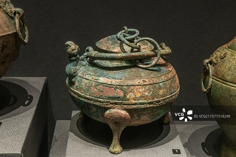 陕西考古博物馆铜提梁盉战国公元前475-前221年2017年咸阳渭城区坡刘墓地M3图片素材