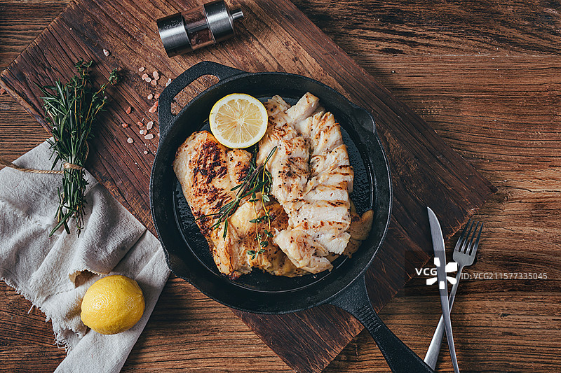 铸铁锅煎鸡胸肉图片素材