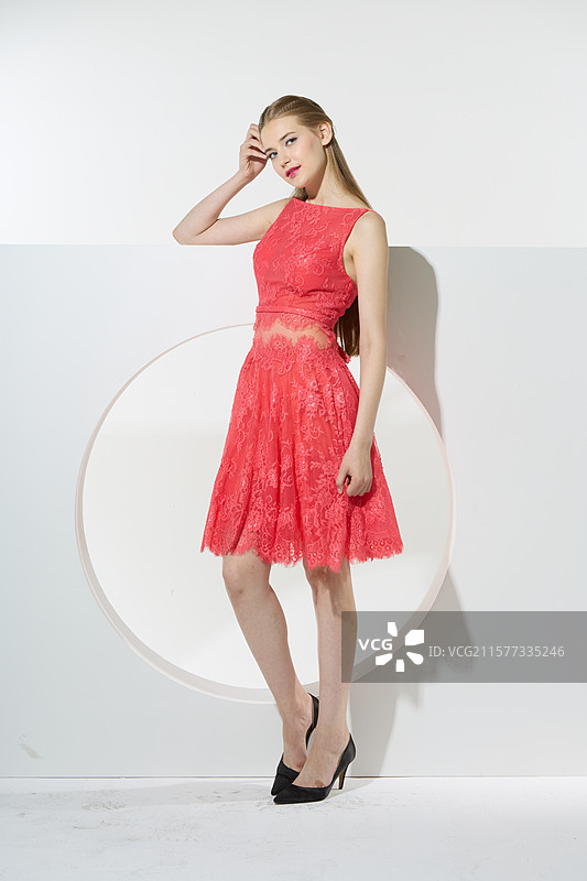 站在背景下穿着礼服的年轻女人 外国人图片素材