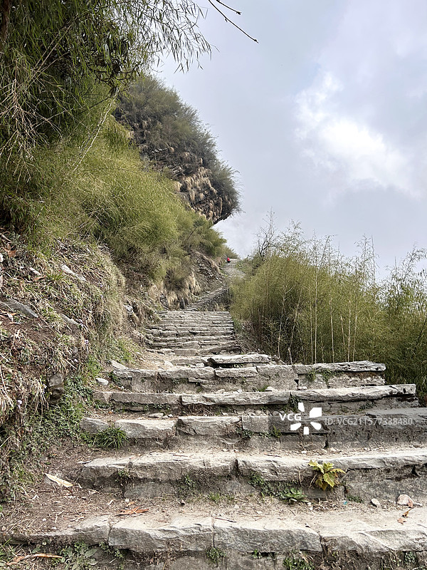 高山徒步雾气缭绕的路上图片素材