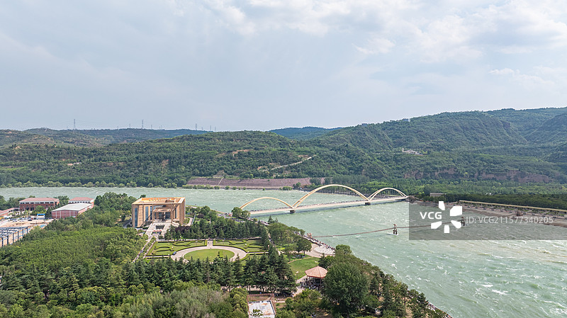 河南省洛阳市小浪底水库水利枢纽雨季到来前排水泄洪最大值图片素材