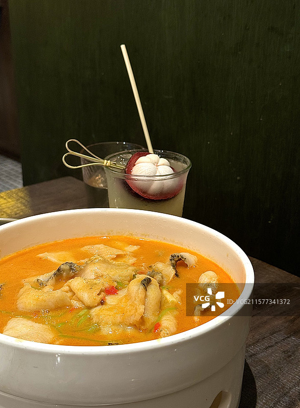 桌面上的美食水煮肉片特写图片素材