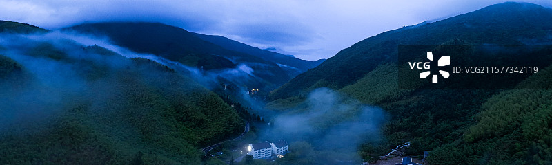 航拍浙江杭州天目山云雾仙境傍晚图片素材