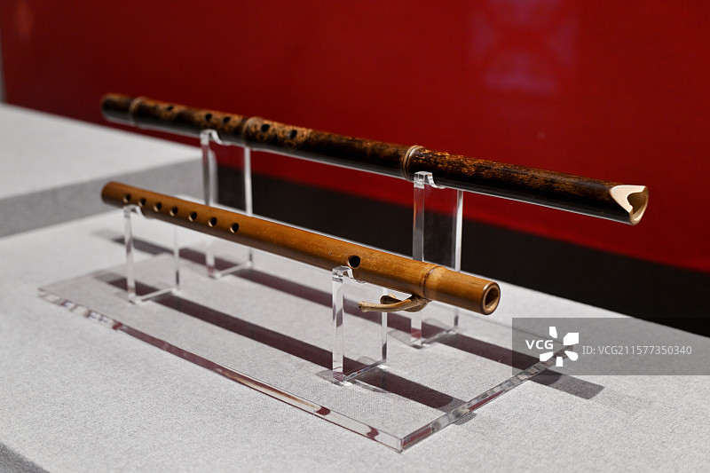 仿唐竹叉横笛和仿日本正仓院唐尺八，唐代乐器，上海大龢堂藏，露华浓深，大唐生活美学展，上海奉贤博物馆图片素材