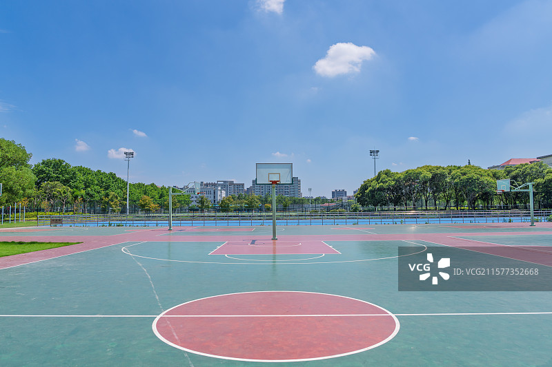 蓝天白云下的大学校园篮球场图片素材