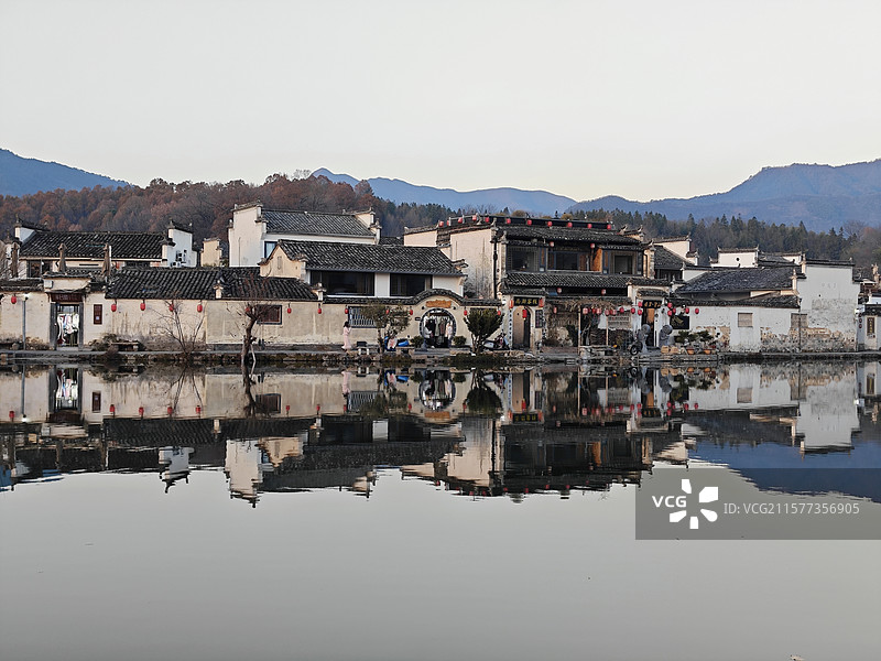 经典传统民居，古镇风光，古村里的徽派建筑，像水墨画的宏村南湖倒影，傍晚的安徽黄山黟县宏村风光图片素材