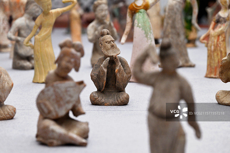 胡人奏乐俑，古代表情包，陕西考古研究院藏，陶瓷制品，唐代歌舞奏乐场景，大唐生活美学展，上海奉贤博物馆图片素材