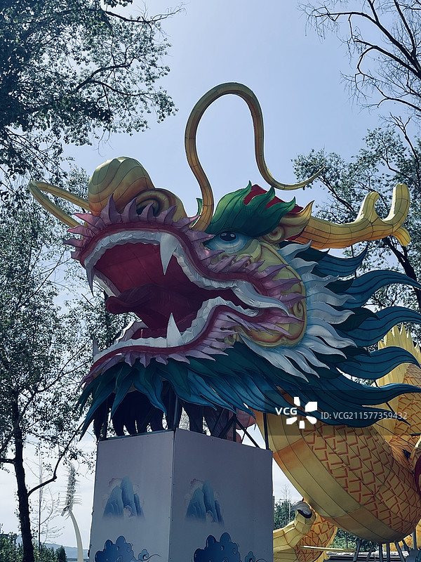 冷色调城市里的龙精美彩色龙形雕塑景观中式特写图片素材