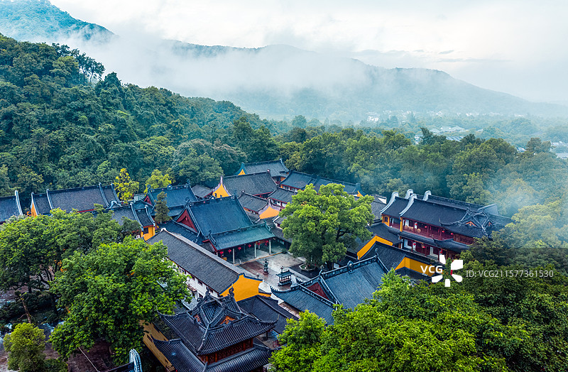 烟雨下的法镜寺图片素材