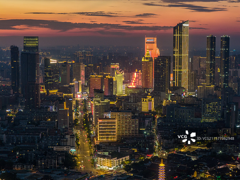 夕阳映照下的江南水乡无锡市南长街清名桥古运河航拍风光市中心图片素材