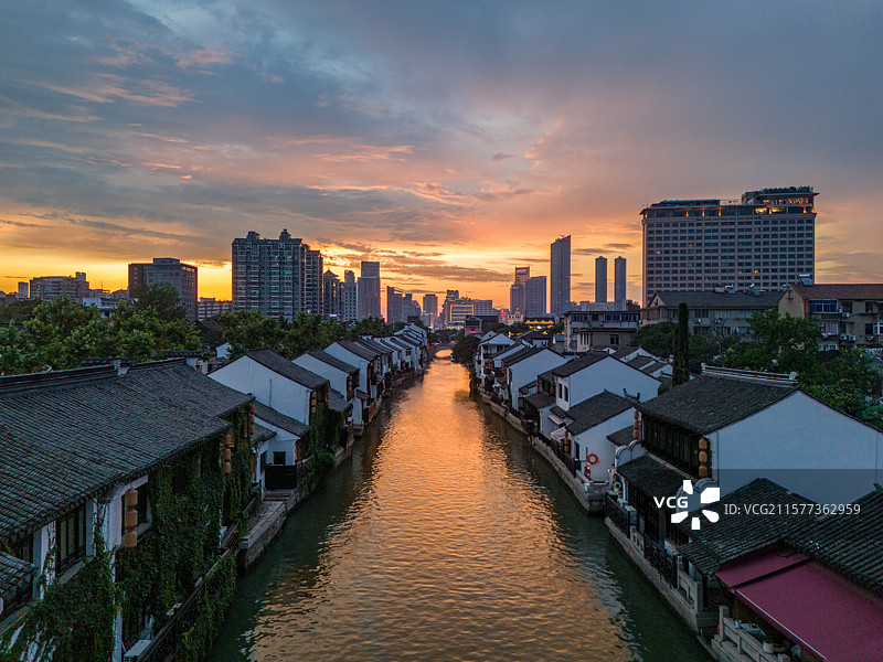 夕阳映照下的江南水乡无锡市南长街清名桥古运河航拍风光市中心图片素材