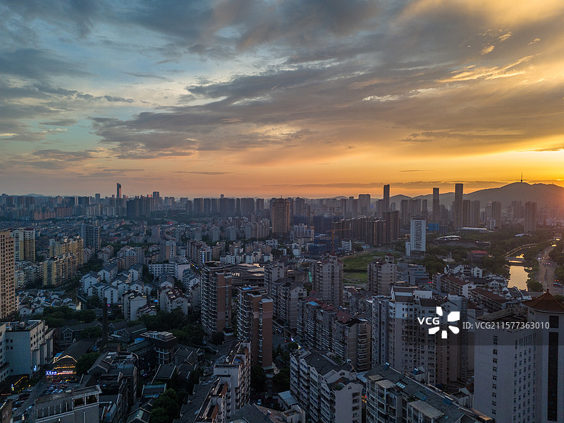 夕阳映照下的江南水乡无锡市南长街清名桥古运河航拍风光市中心图片素材