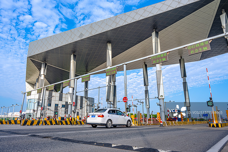 商务轿车社会车辆进入上海临港自贸区跨境物流货运 洋山特殊综合保税区海关口岸 洋山特保区2号口检查站图片素材