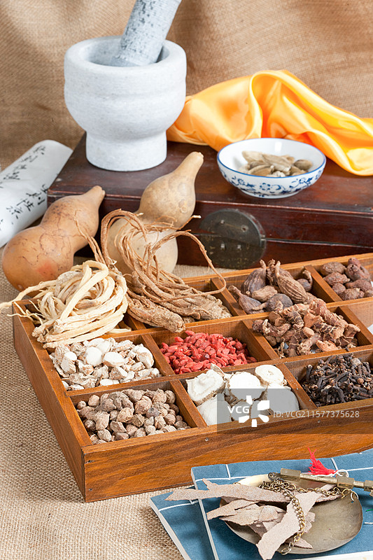 中药 放在木格子里的很多中药材图片素材