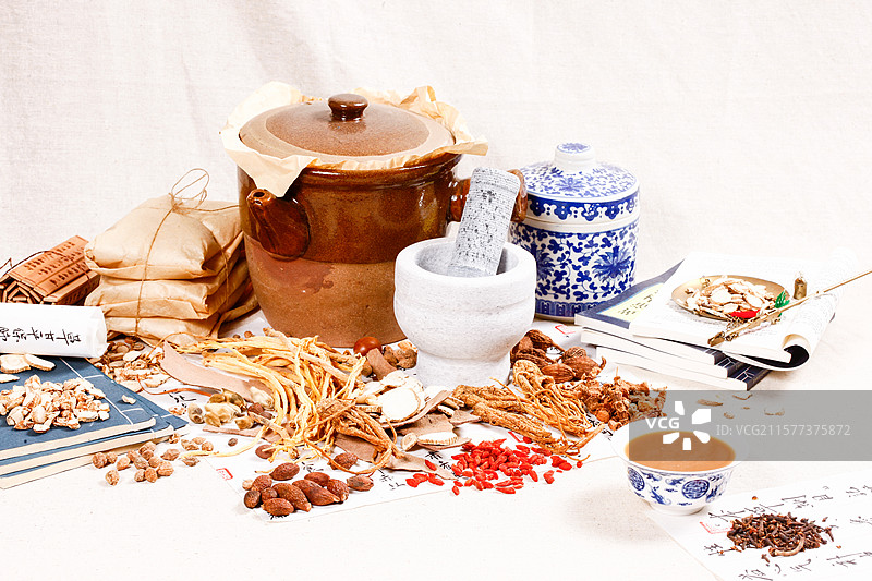 称量好的中药材准备煎药图片素材