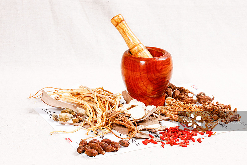 称量好的中药材准备煎药图片素材