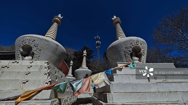 五台山集福寺位于台怀镇，始建于清，属藏传佛教寺院，寺内供奉弥勒佛等，建筑兼具汉藏风格，环境清幽，是礼图片素材