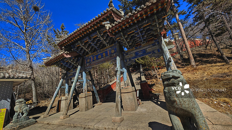 五台山集福寺位于台怀镇，始建于清，属藏传佛教寺院，寺内供奉弥勒佛等，建筑兼具汉藏风格，环境清幽，是礼图片素材