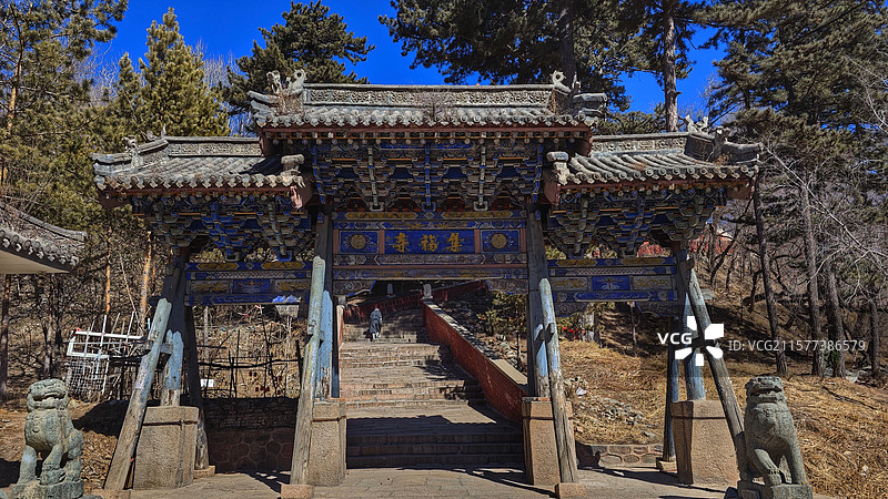五台山集福寺位于台怀镇，始建于清，属藏传佛教寺院，寺内供奉弥勒佛等，建筑兼具汉藏风格，环境清幽，是礼图片素材
