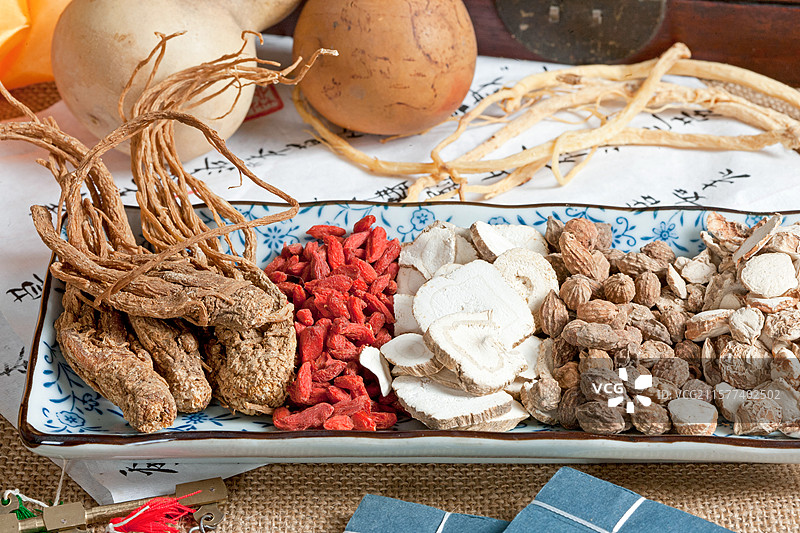 中药 长条盘上的中药材图片素材