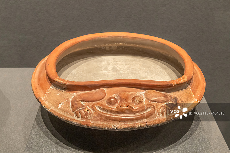 陕西考古博物馆浮雕蛙纹陶釜仰韶中期距今5700-5000年2009年西安高陵区杨官寨遗址北区环壕图片素材