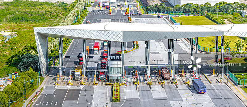 上海临港自贸区跨境物流货运 洋山特殊综合保税区海关口岸 洋山特保区2号口检查站 海关查验车辆通行图片素材