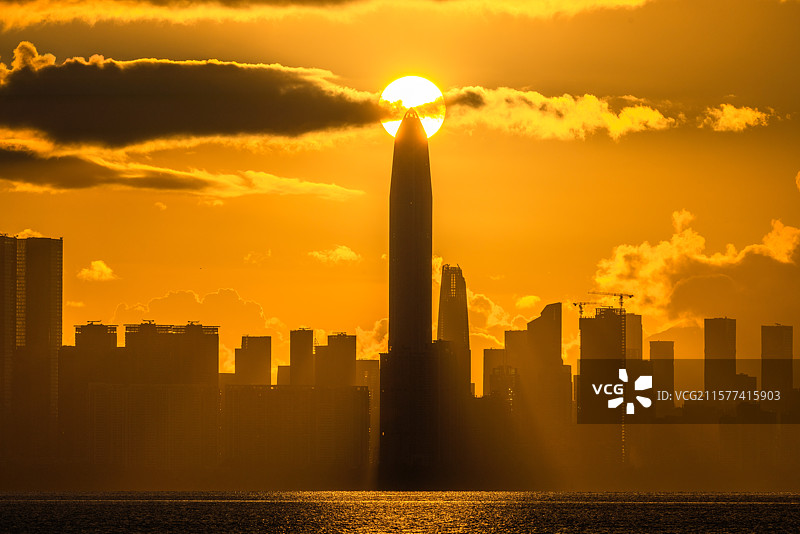 深圳湾平安金融中心日出金光图片素材