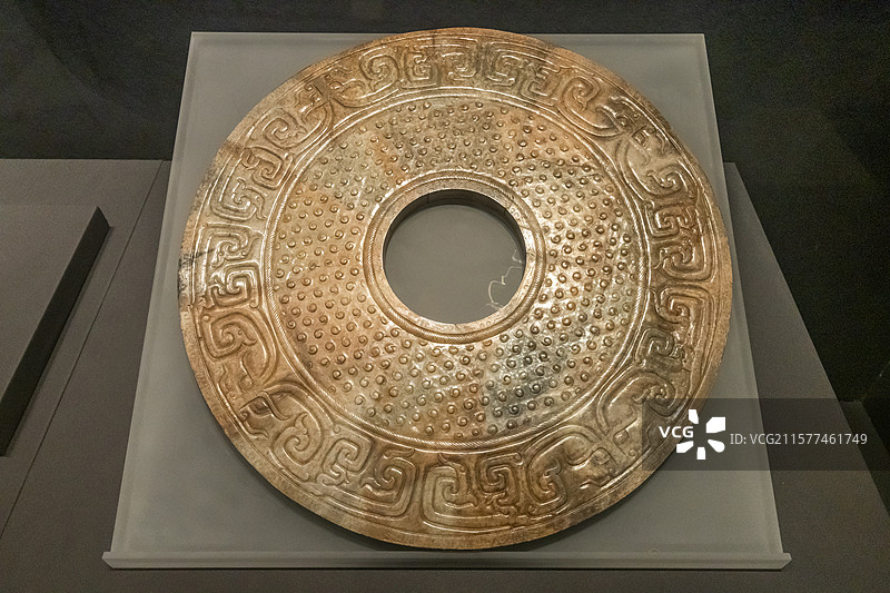 陕西考古博物馆双身夔龙纹玉璧西汉早期1997年西安未央区枣园南岭墓地M1图片素材