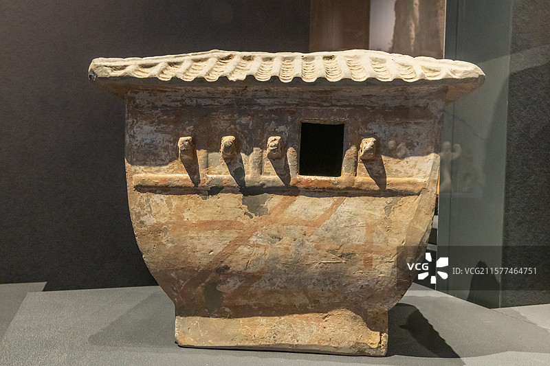 陕西考古博物馆彩绘房型形陶仓西汉公元前206-公元8年1999年西安高陵区梁村墓地M137图片素材