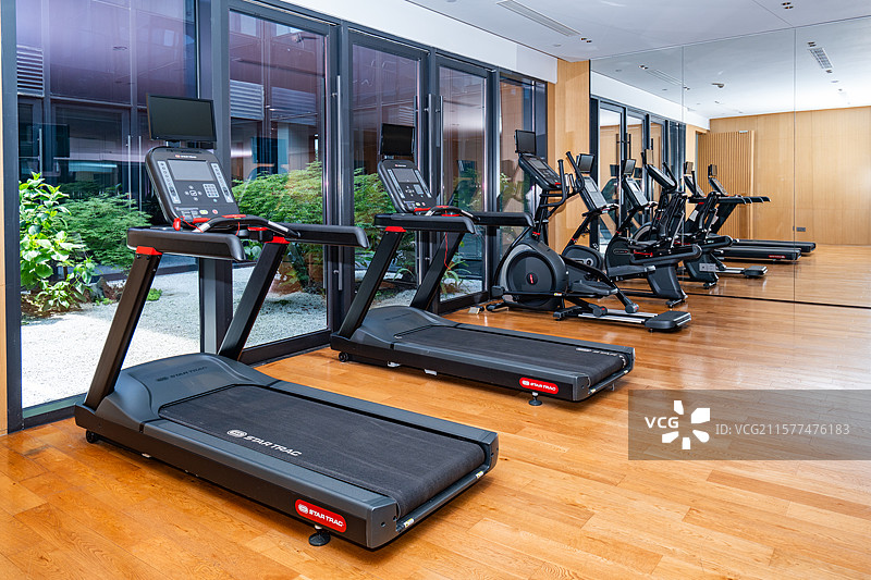 度假村酒店健身房健身器械图片素材