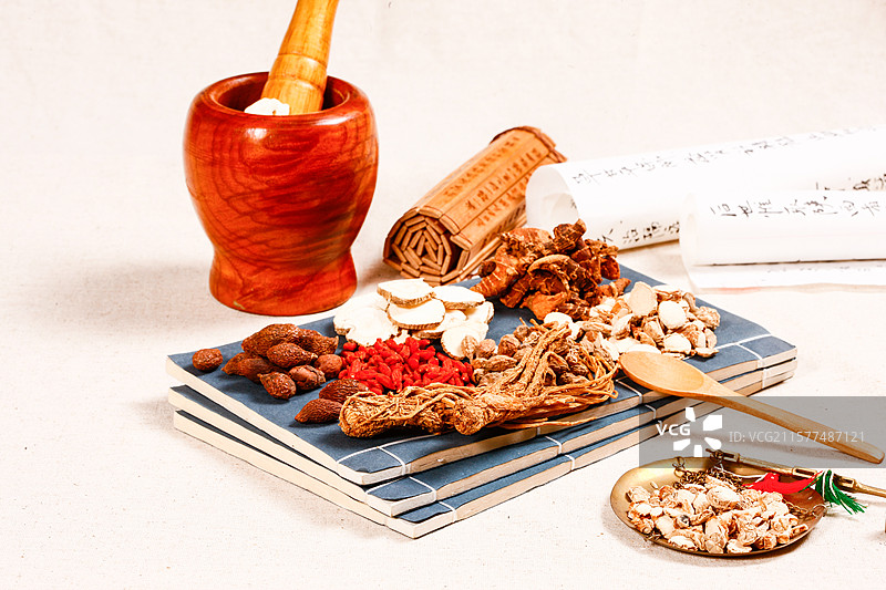 称量好的中药材准备煎药图片素材