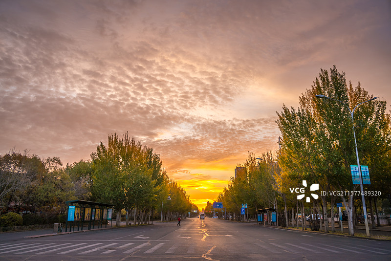 城市街道日出朝霞  黑龙江齐齐哈尔市中华西路图片素材