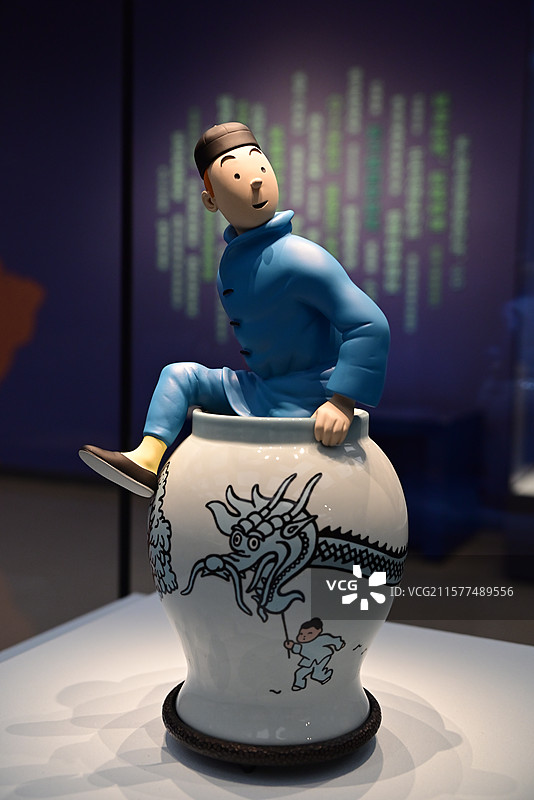 中央礼品文物管理中心 2012年4月比利时赠《丁丁历险记·蓝莲花》瓷偶图片素材