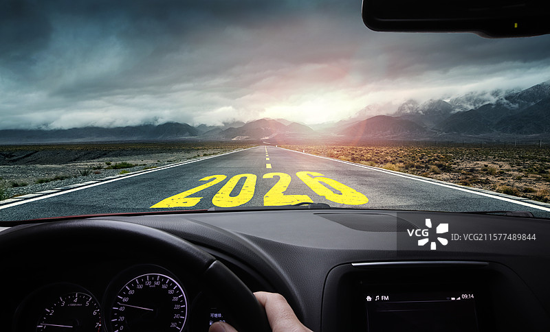 驾驶汽车，开往2026年图片素材