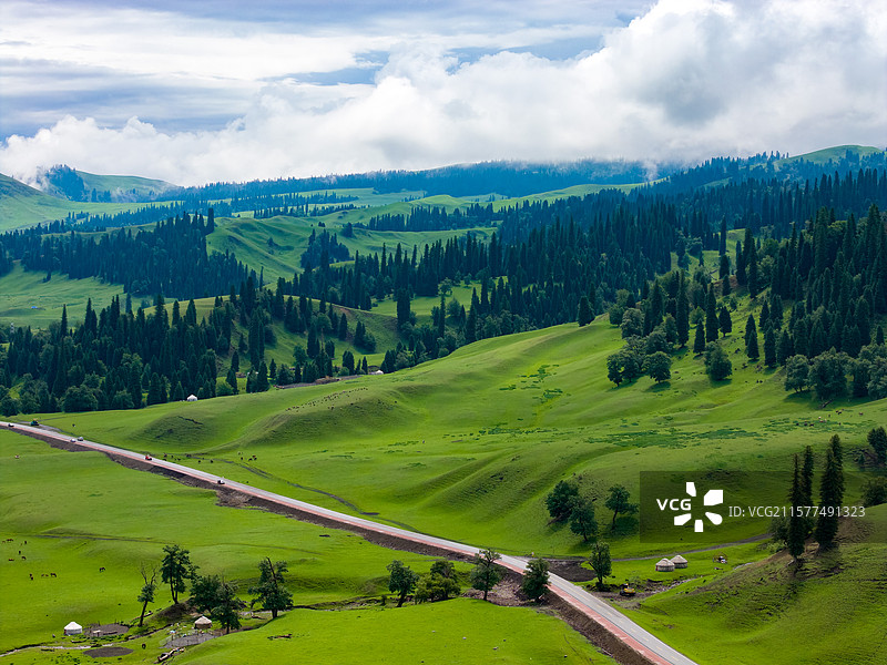 天气现象 薄雾 航拍视角 自然风光 道路安全 自驾游 草原美景 独库公路 交通运输 气象图片素材