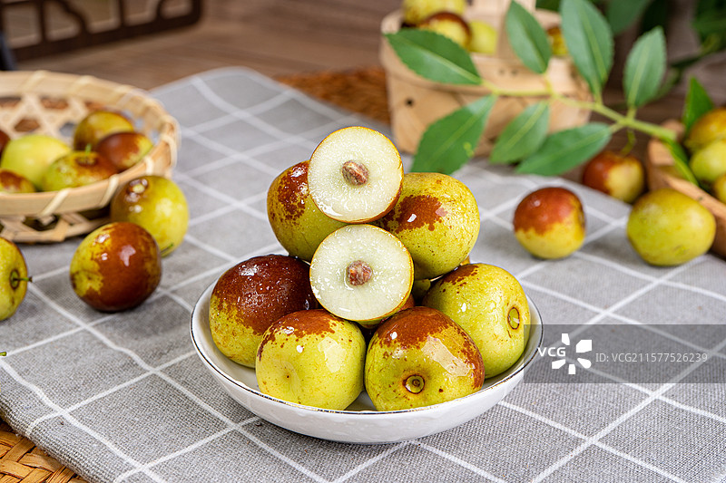 新鲜诱人的冬枣果实图片素材