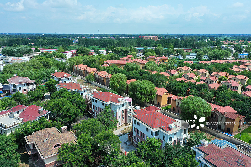 鹭岛小镇温泉城，碧水横流映君楼鸟语欢歌蛙声起，鱼游莲动送香风世外桃源凉意生，舟船鸬鹚天边篷图片素材