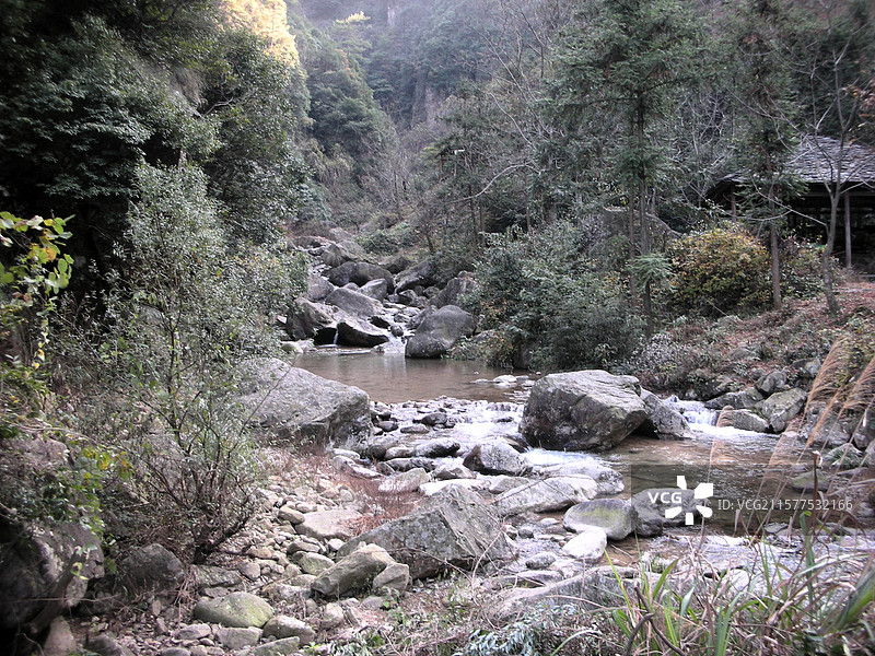 临安浙西大峡谷白马崖林间溪流穿石景观图片素材