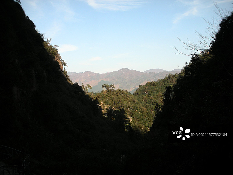 临安浙西大峡谷白马崖背靠天空的剪影山景图片素材