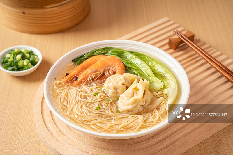 碗里的鲜虾云吞面图片素材