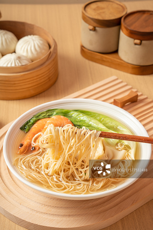 碗里的鲜虾云吞面图片素材
