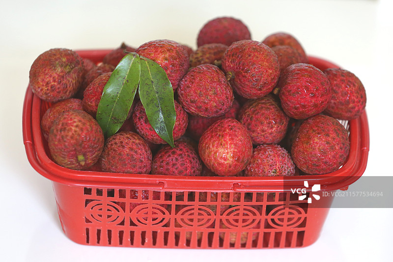 白色背景上一篮新鲜荔枝图片素材