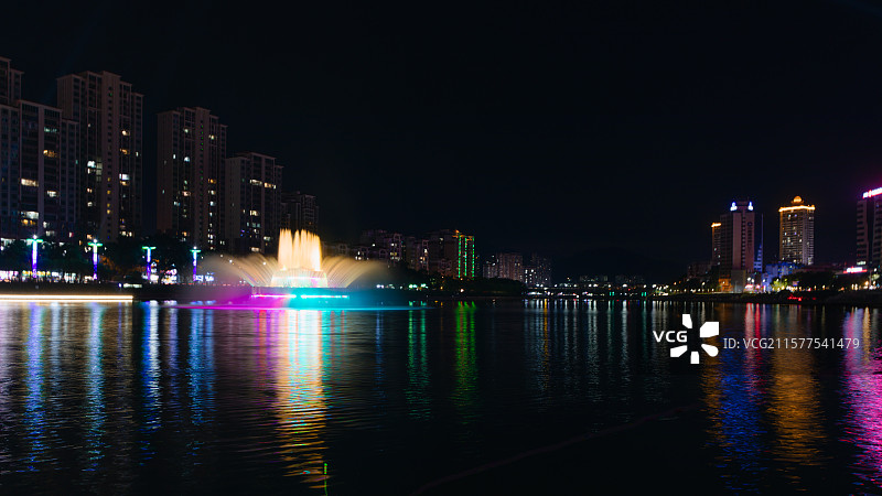 广东河源新丰江亚洲第一高音乐喷泉夜景图片素材