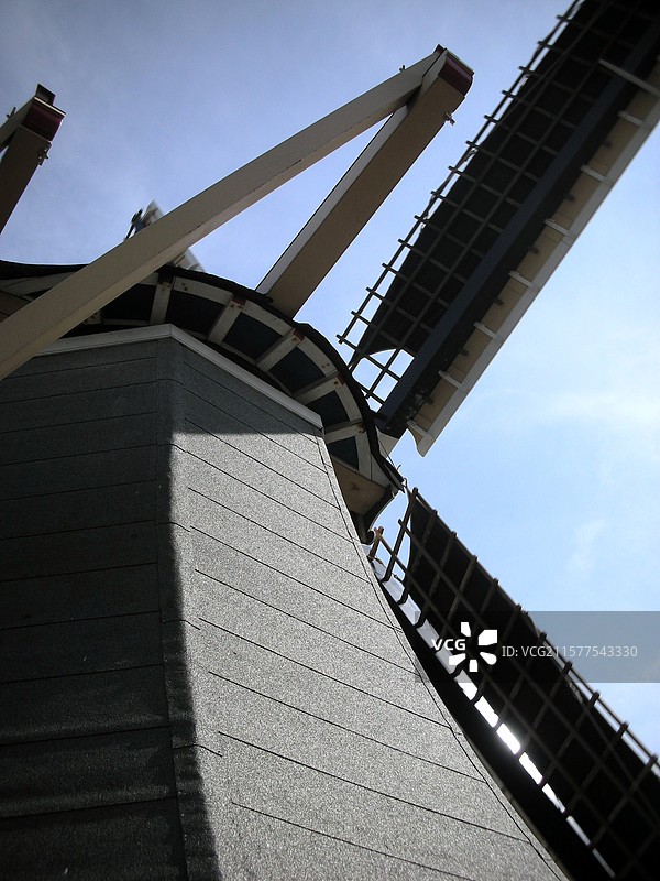 荷兰库肯霍夫公园蓝天下的风车仰视视角图片素材