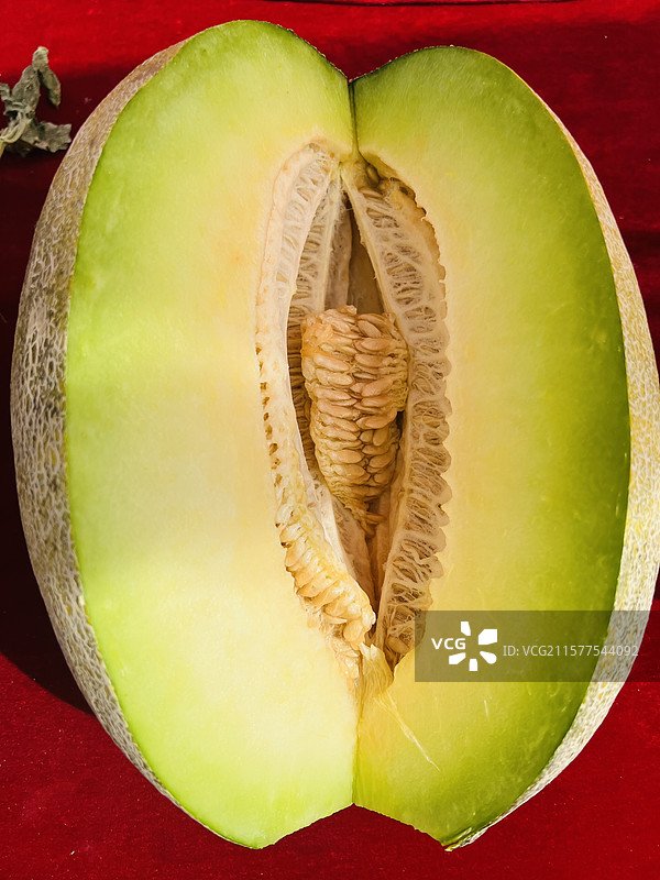 新疆喀什，伽师瓜顶呱呱。皮薄肉细，脆甜多汁。小暑时节，瓜果飘香，喀什地道风物陆续上市。图片素材