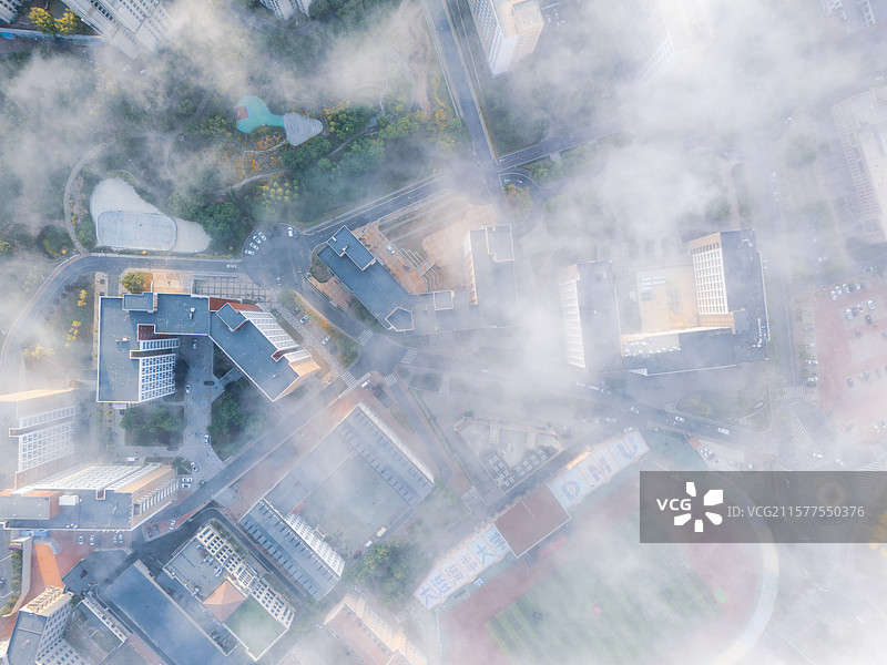 俯瞰平流雾下的大连海事大学图片素材