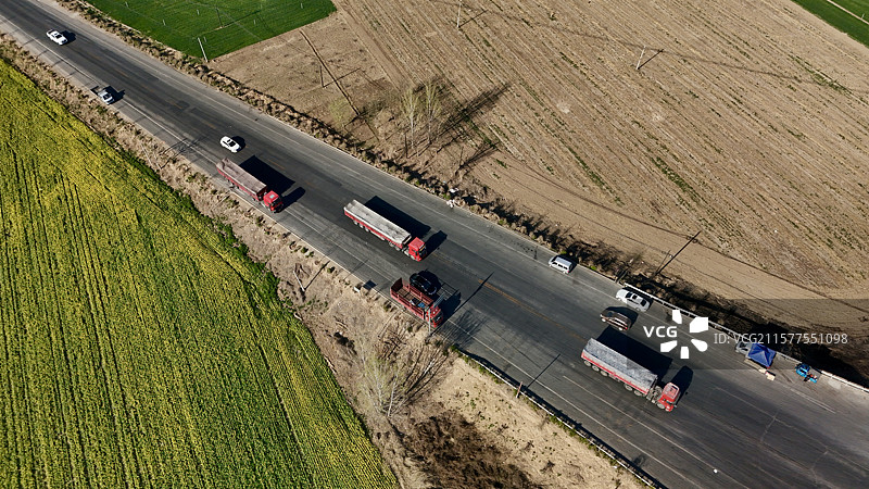 田野间川流不息的车辆图片素材