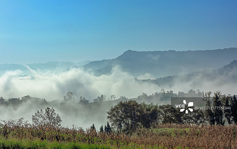 宜宾横江古镇晨雾缭绕高山沟壑梦幻景致图片素材