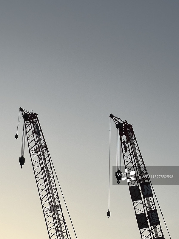 日暮下的吊塔图片素材
