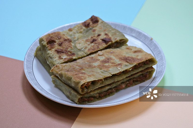 摆在盘子里的猪肉馅肉饼图片素材